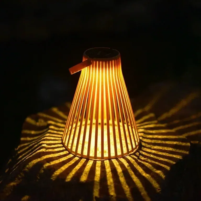 Lampe solaire suspendue en rotin tressé extérieure – Image 3