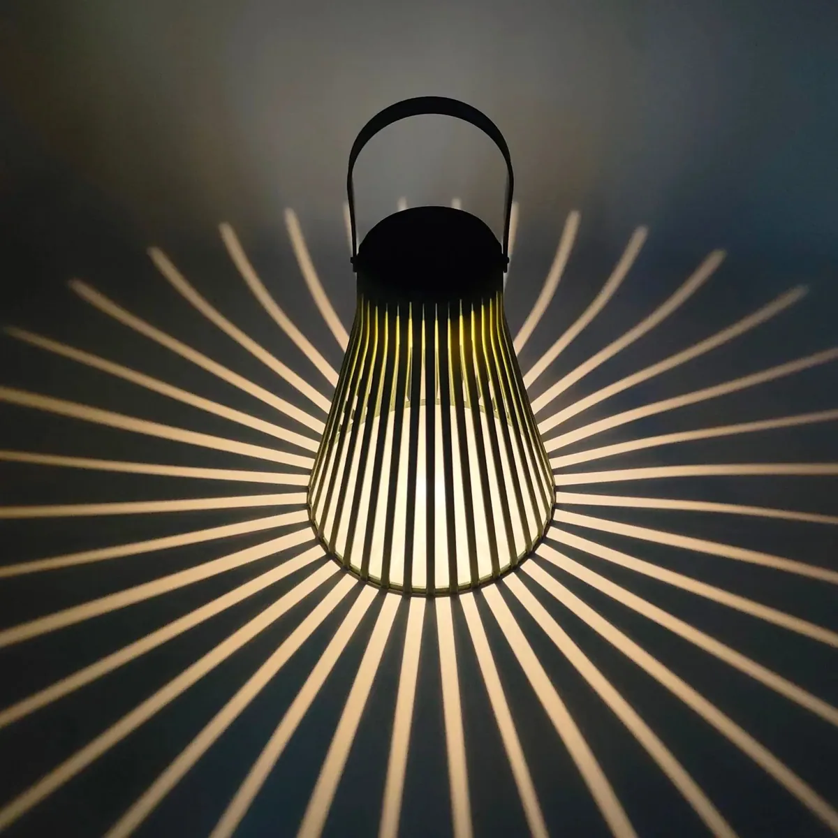 Lampe solaire suspendue en rotin tressé extérieure – Image 5