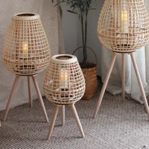 Lanterne rotin vintage sur pieds en bois