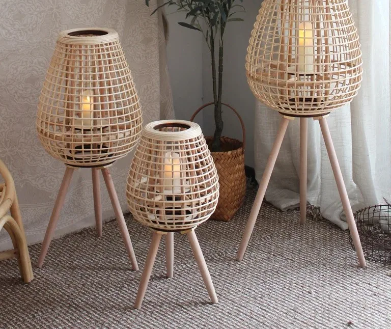 Lanterne rotin vintage sur pieds en bois