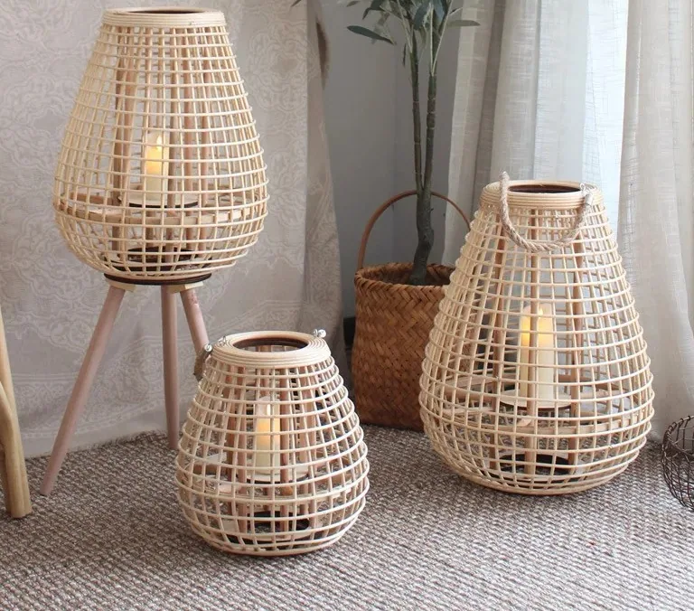 Lanterne rotin vintage sur pieds en bois – Image 2
