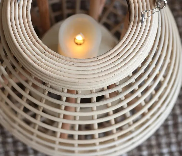 Lanterne rotin vintage sur pieds en bois – Image 3