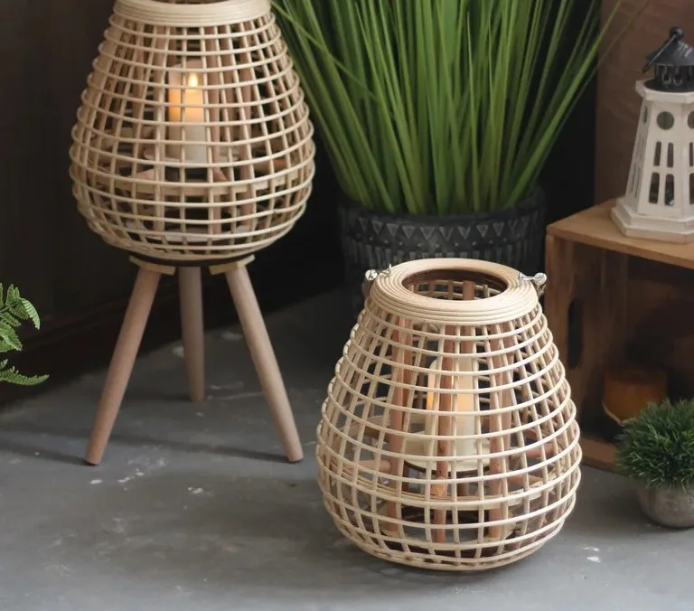 Lanterne rotin vintage sur pieds en bois – Image 4
