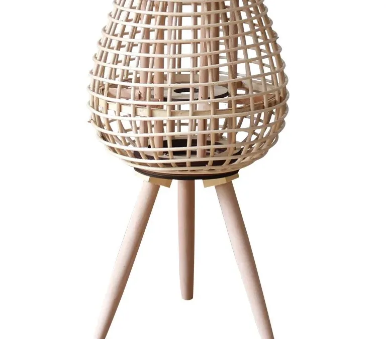Lanterne rotin vintage sur pieds en bois – Image 5