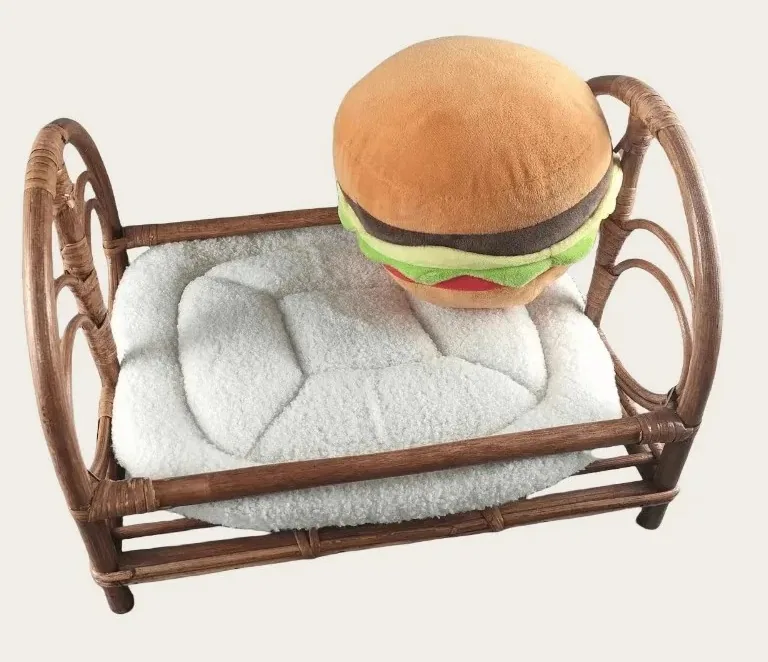 Lit bébé en rotin brun tressé à la main — Brown rattan bed