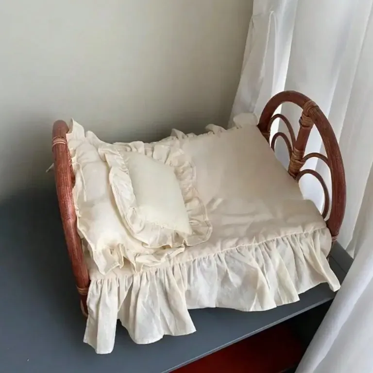Lit bébé en rotin brun tressé à la main — Brown rattan bed – Image 2