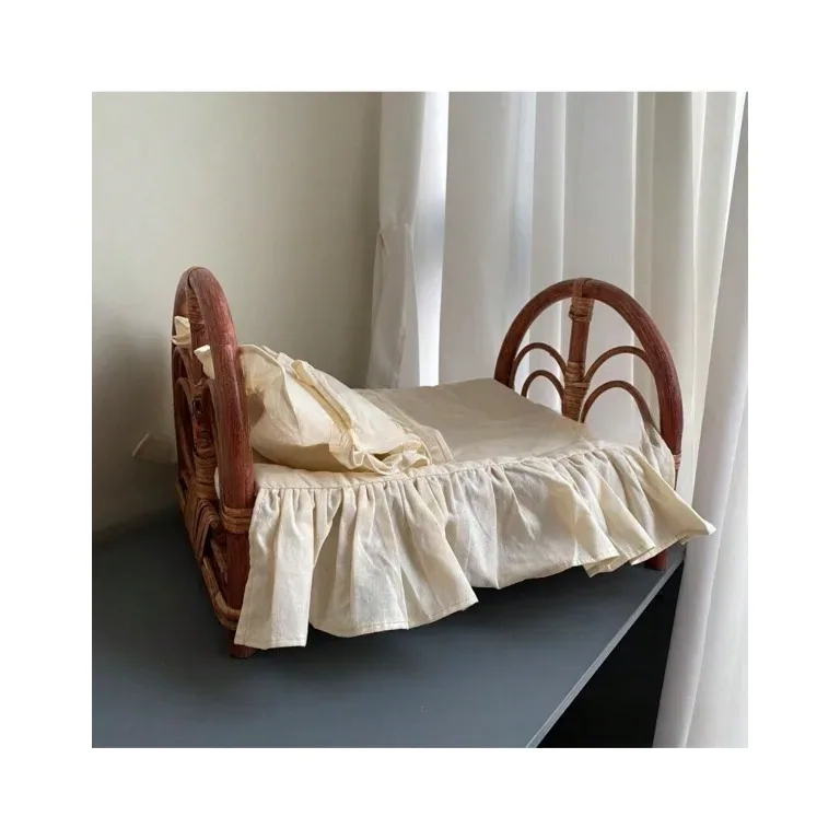 Lit bébé en rotin brun tressé à la main — Brown rattan bed – Image 3