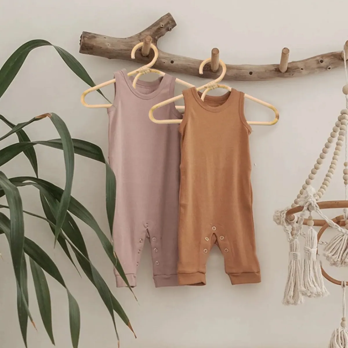 Lot de 10 petits cintres en rotin pour enfant