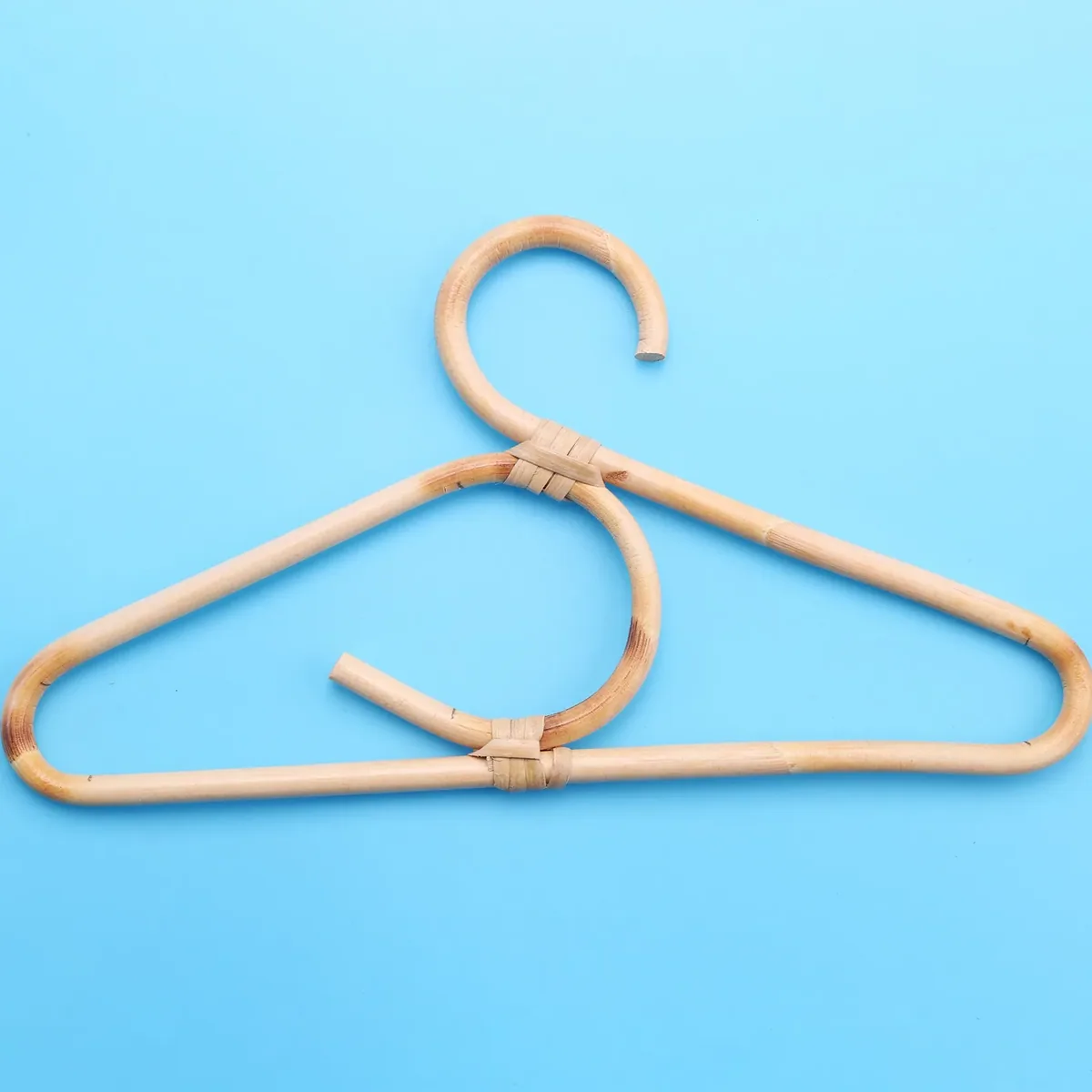 Lot de 10 petits cintres en rotin pour enfant – Image 4