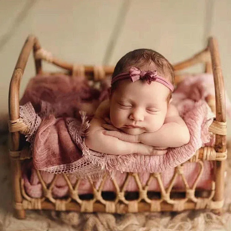 Mini lit bébé vintage en rotin pour photographie – Image 2