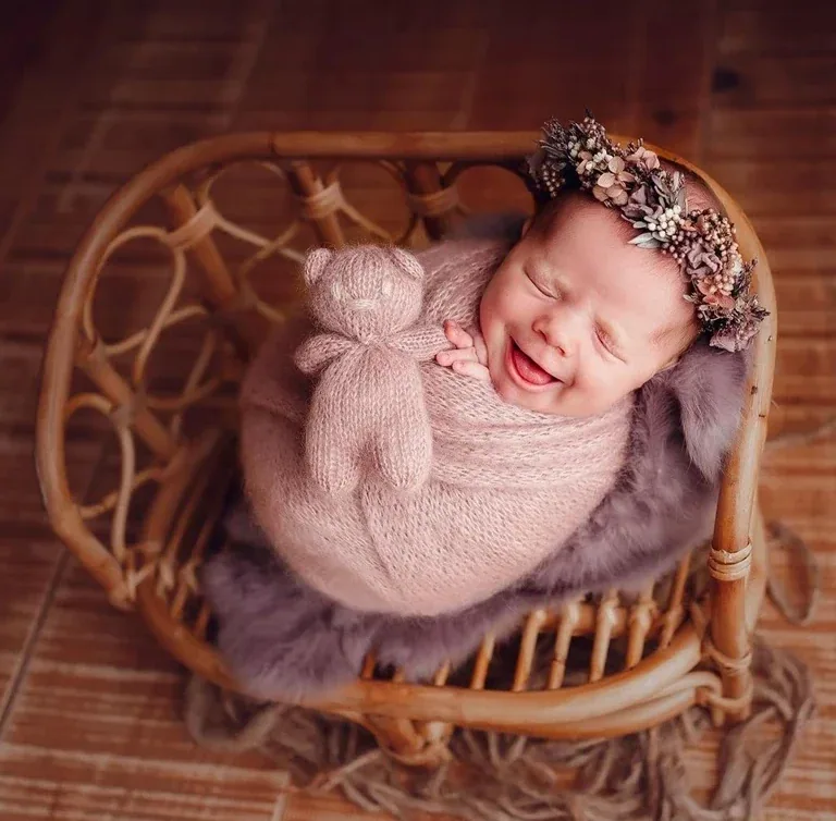 Mini lit bébé vintage en rotin pour photographie – Image 3