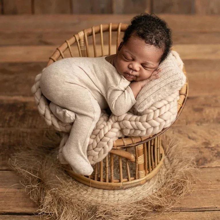 Mini lit bébé vintage en rotin pour photographie – Image 5