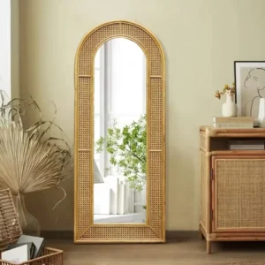 Miroir sur pied arqué en rotin naturel — plein pied