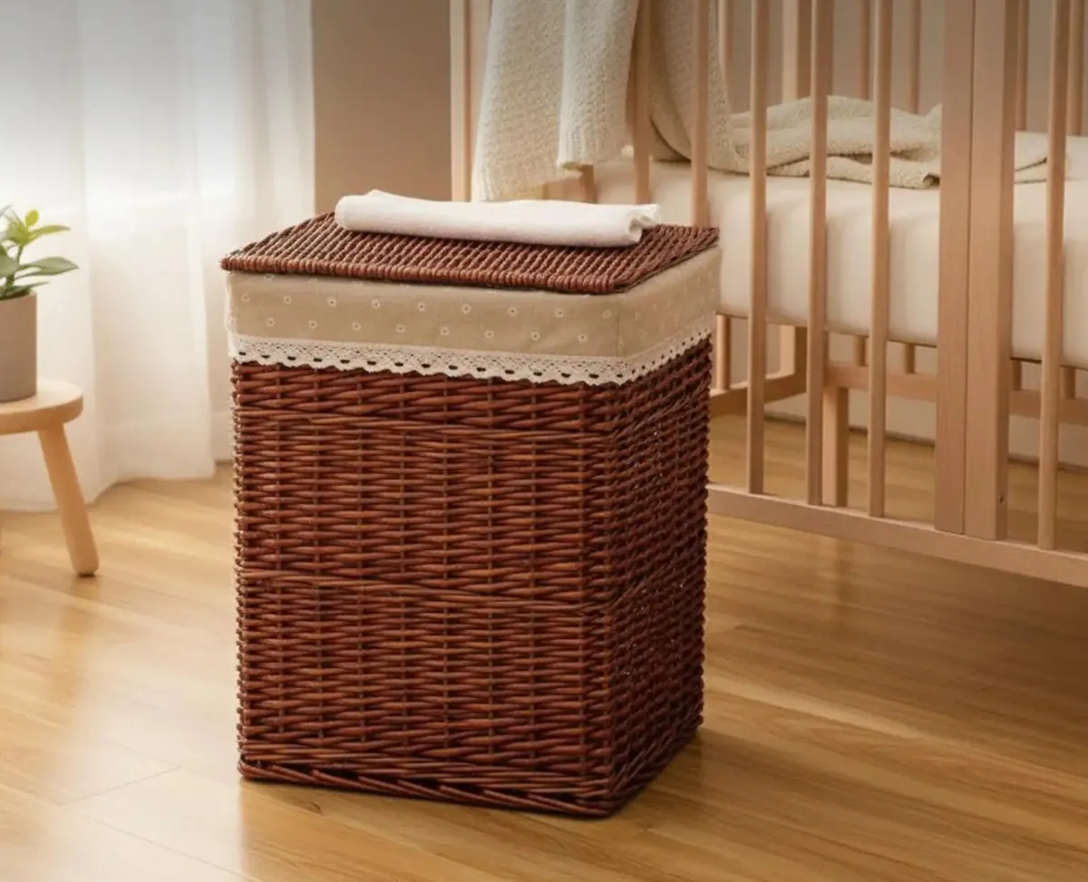 Panier à linge en osier tressé avec bordure dentelle – Image 2