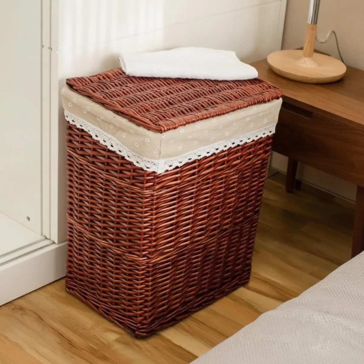 Panier à linge en osier tressé avec bordure dentelle – Image 3