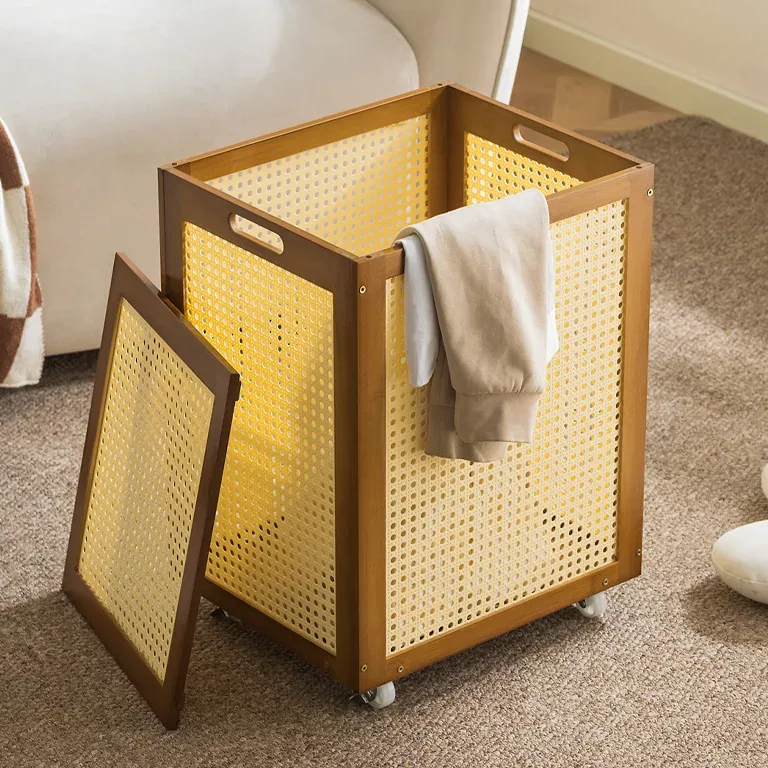 Panier à linge rotin tressé sur roulettes rétro