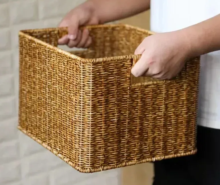 Panier de rangement carré tissé en rotin avec poignée