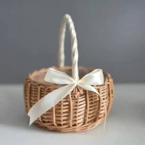 Petit panier en osier tressé à poignée et nœud décoratif