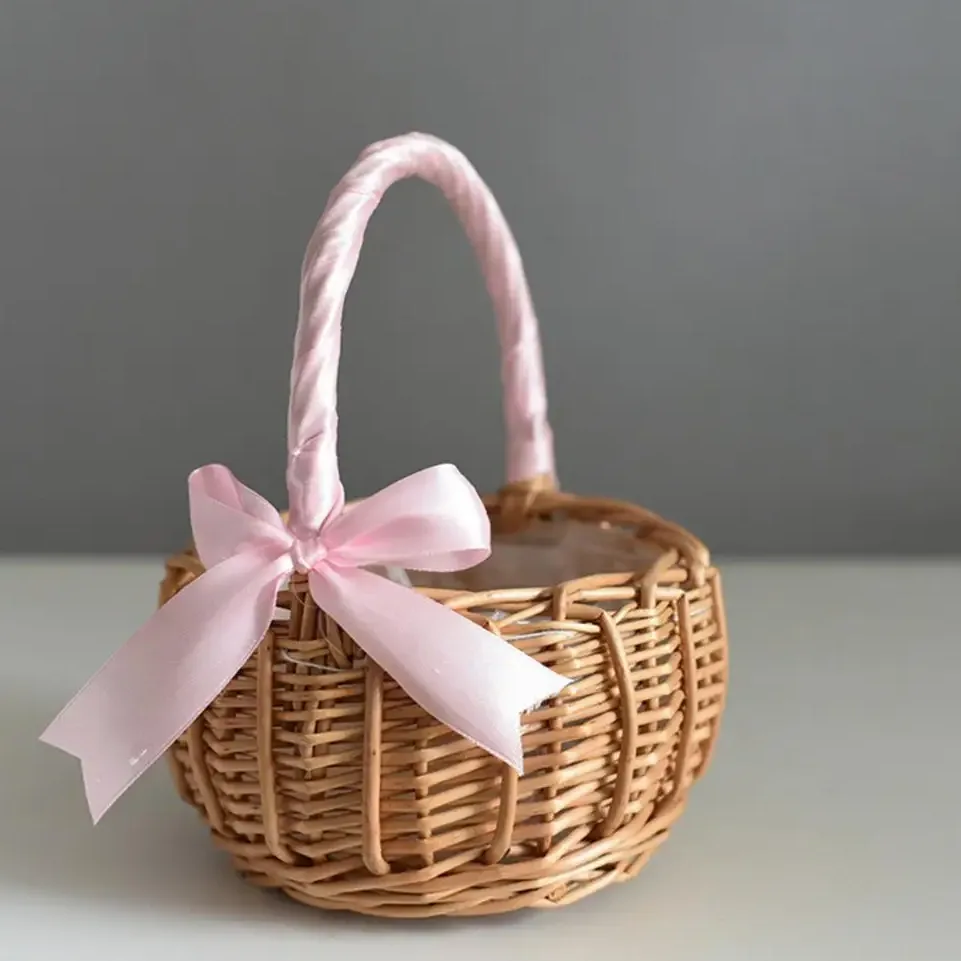Petit panier en osier tressé à poignée et nœud décoratif – Image 2