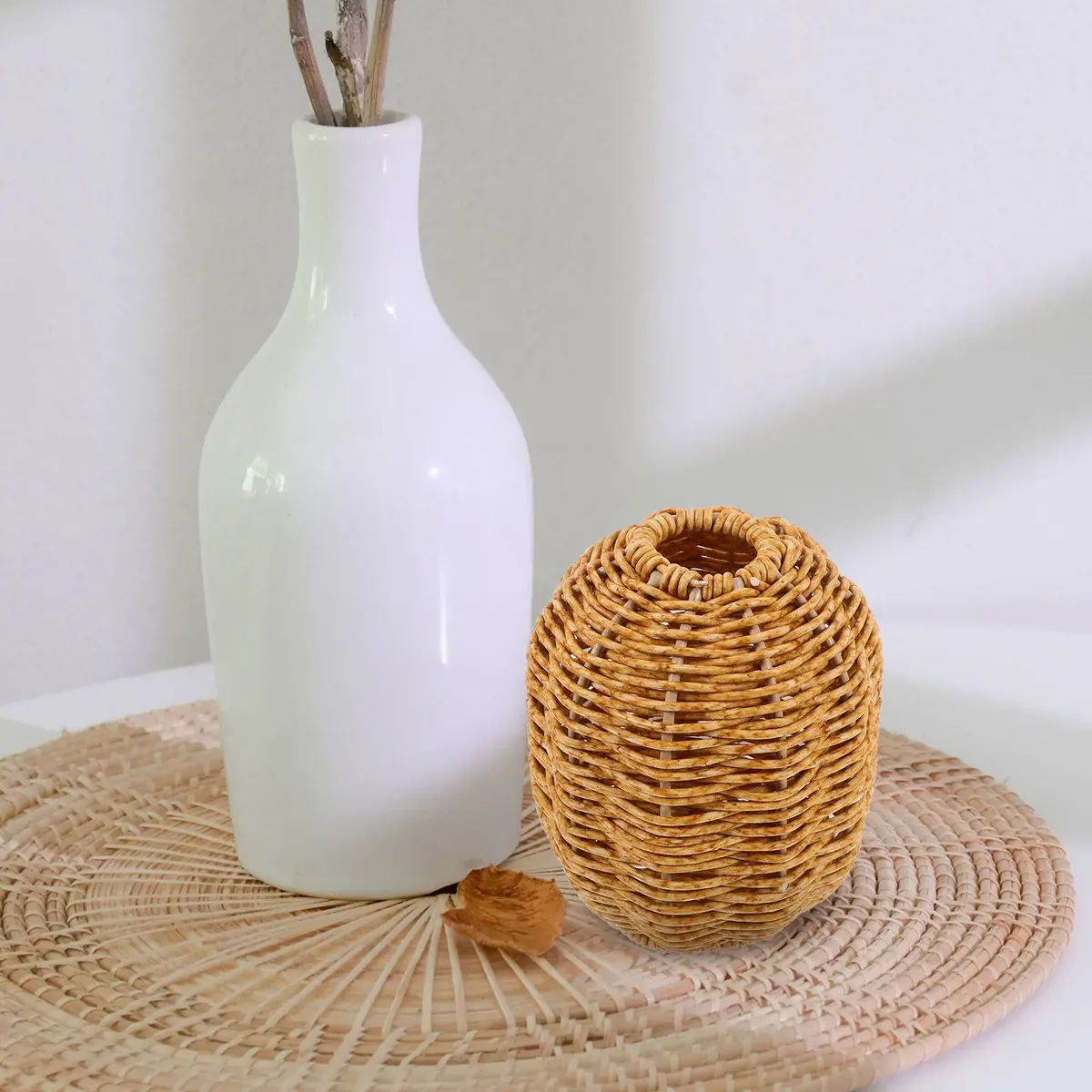 Petit vase tressé imitation rotin pour fleurs séchées – Image 3
