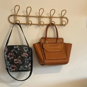 Porte-manteau mural en rotin tressé et métal