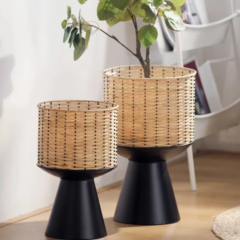 Porte-plante en rotin tissé sur pied métal – Image 2