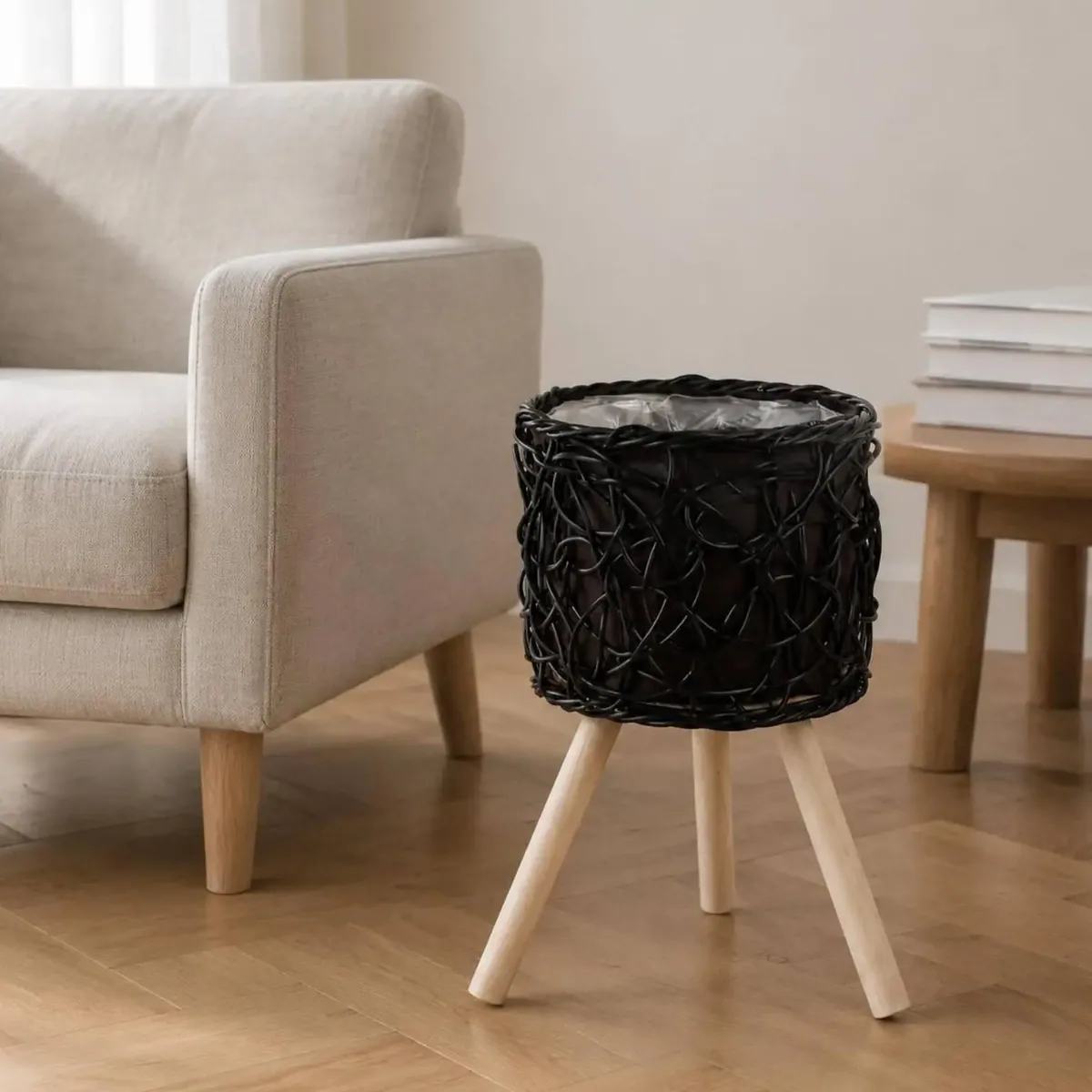 Porte-plante rotin tressé sur trois pieds en bois – Image 3