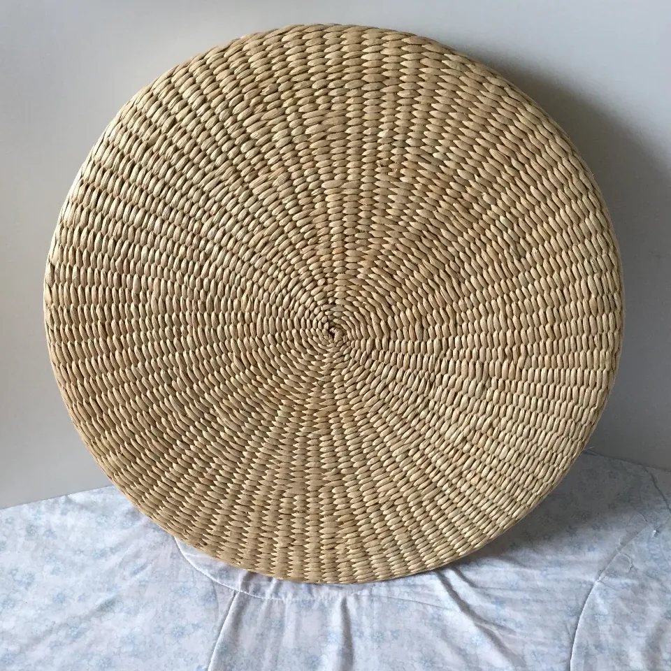 Pouf rond tressé en paille naturelle 40x40 cm – Image 3