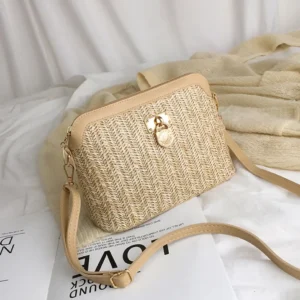 Sac bandoulière coquille en paille tissée