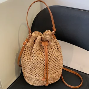 Sac seau bandoulière en paille tressée style bohème