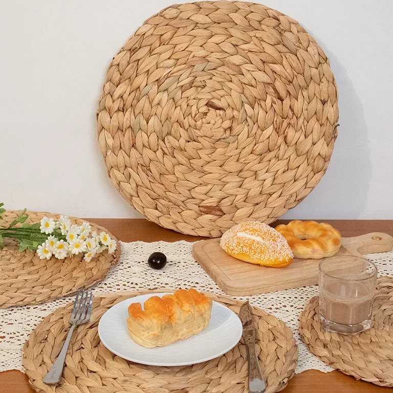 Sous-plat rond tressé en jacinthe naturel pour table – Image 2