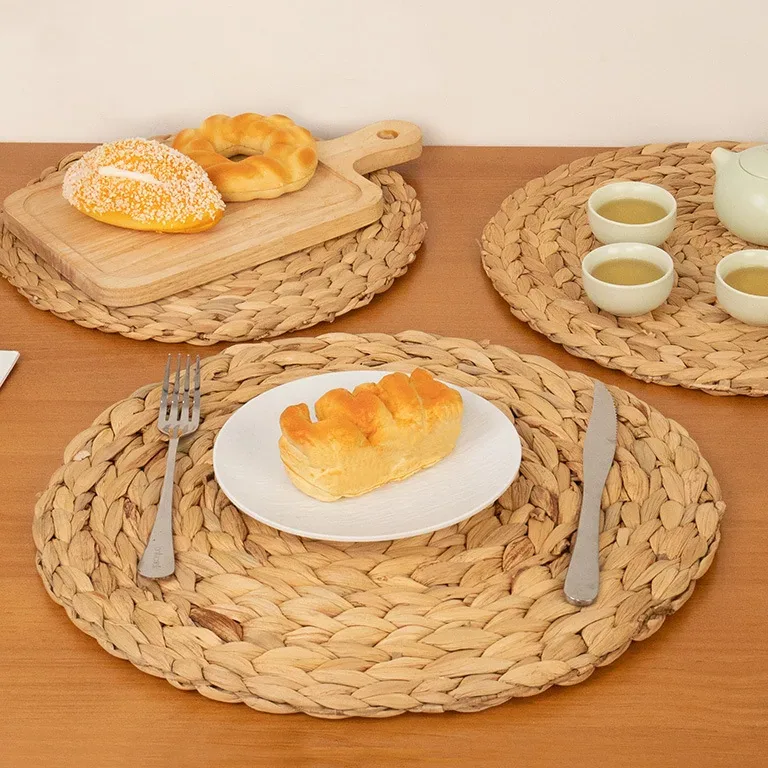 Sous-plat rond tressé en jacinthe naturel pour table – Image 4