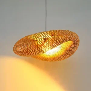 Suspension en bambou tressé style chapeau de paille