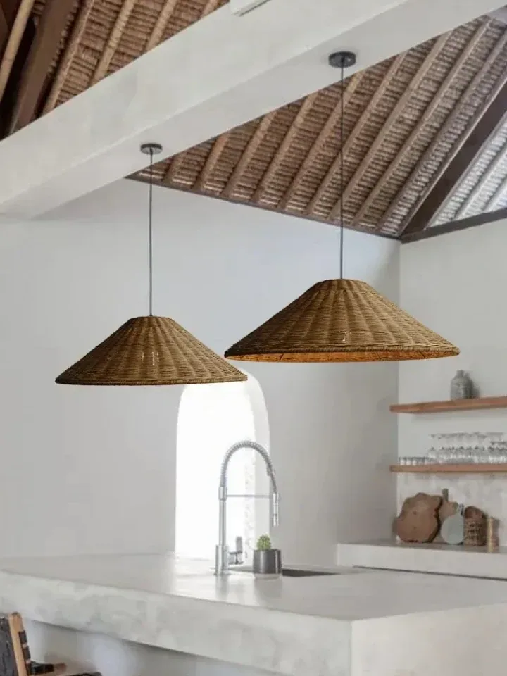 Suspension en paille tressée beige pour intérieur