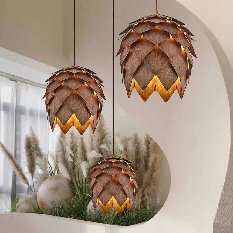 Suspension pomme de pin en bois couleur noyer