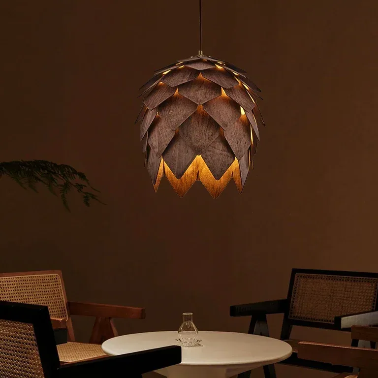 Suspension pomme de pin en bois couleur noyer – Image 2