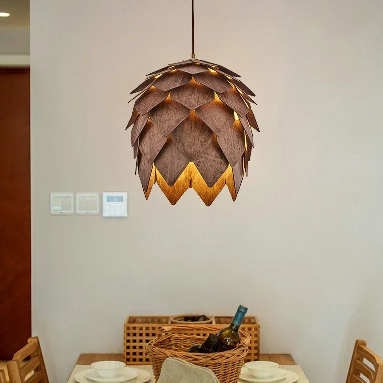 Suspension pomme de pin en bois couleur noyer – Image 3