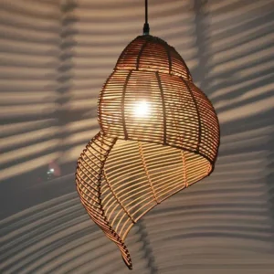 Suspension rotin tressé forme escargot en bambou