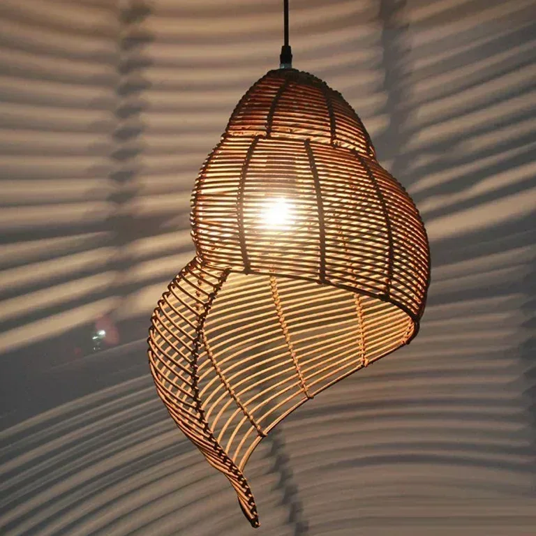 Suspension rotin tressé forme escargot en bambou