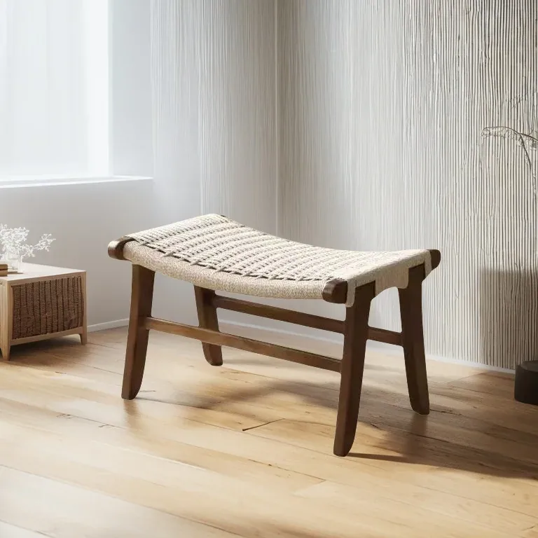 Tabouret bas tissé en bois massif et rotin – Image 3