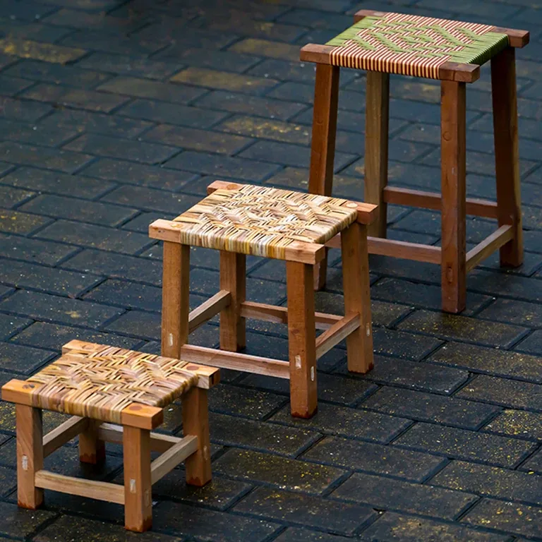 Tabouret carré en rotin naturel fait main