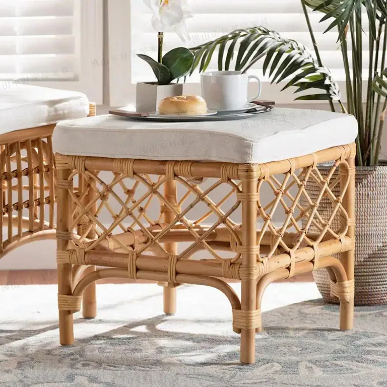 Tabouret carré en rotin naturel pour entrée ou dressing – Image 2