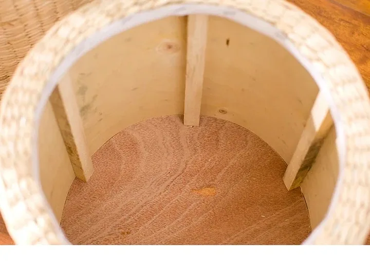 Tabouret Proxy en rotin tressé et métal, assise rembourrée – Image 2