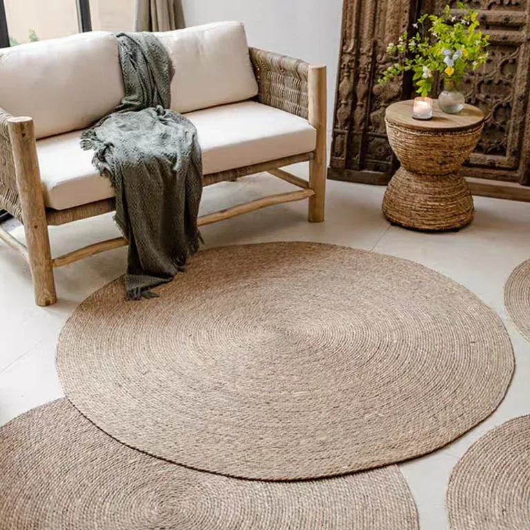 Tapis rond tissé en rotin naturel et polymère – Image 3
