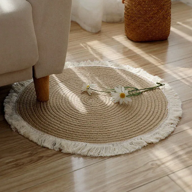 Tapis rond tressé en rotin naturel avec pompons – Image 2