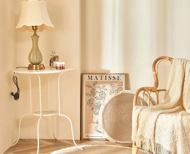 Tapis rond tressé en rotin naturel avec pompons – Image 3