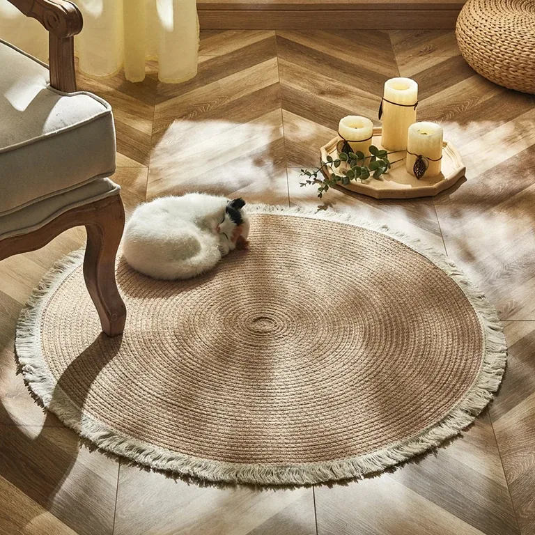 Tapis rond tressé en rotin naturel avec pompons – Image 4