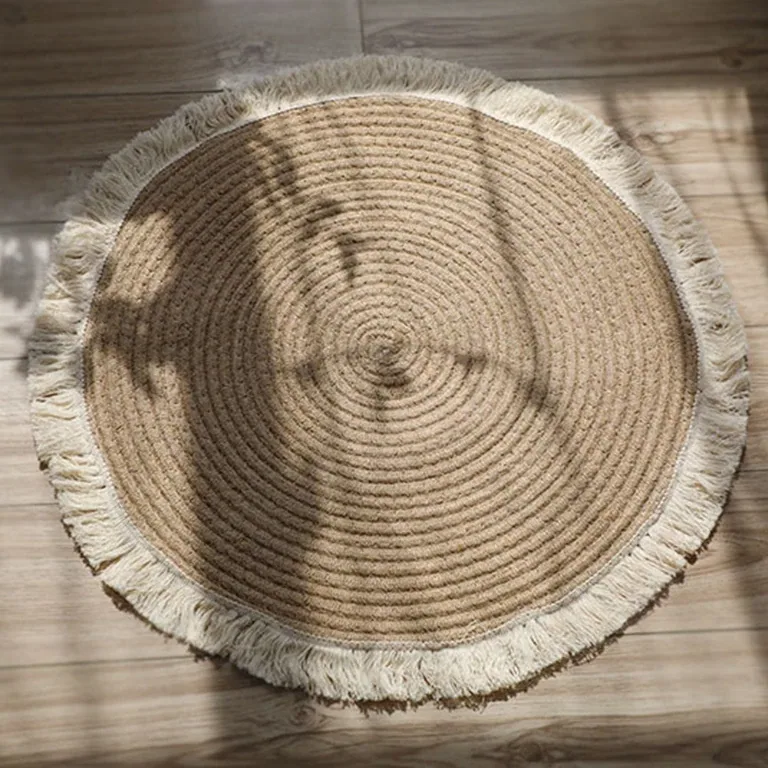 Tapis rond tressé en rotin naturel avec pompons – Image 5