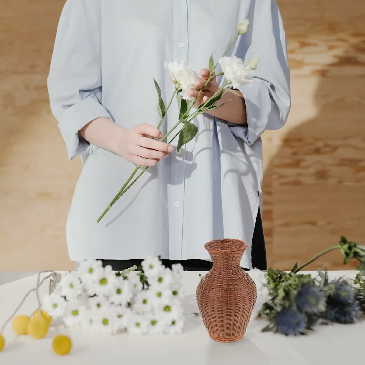 Vase en bambou tressé pour fleurs séchées – Image 4