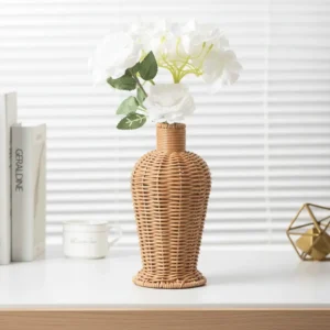 Vase en plastique tressé imitation rotin fait main